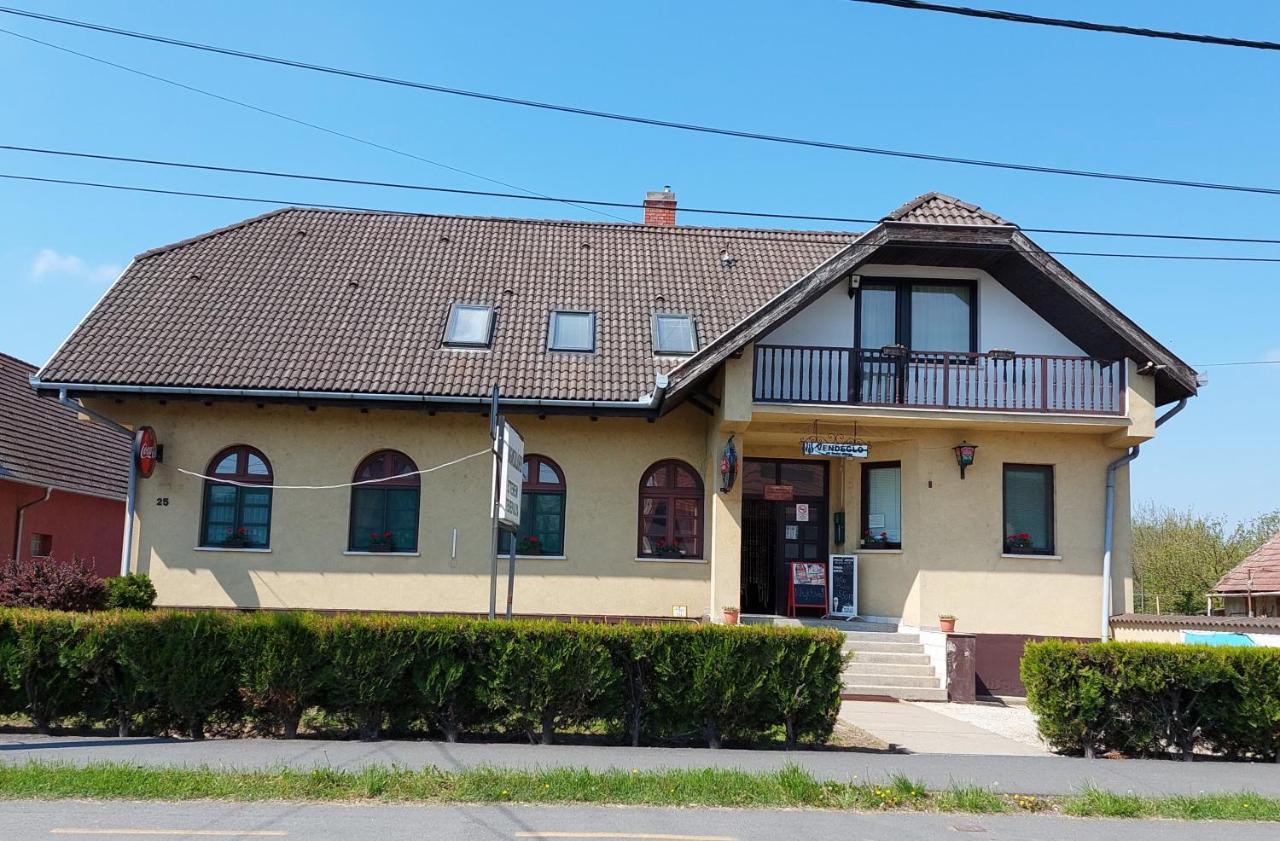 Teke Panzio Bed & Breakfast Körmend Екстериор снимка
