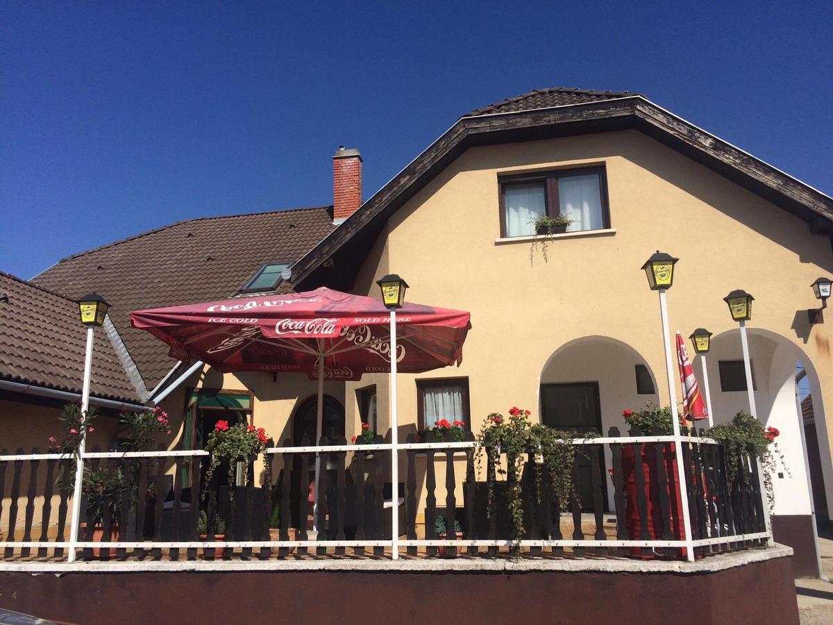 Teke Panzio Bed & Breakfast Körmend Екстериор снимка